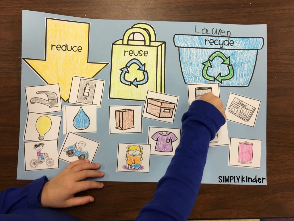 Free Recycling Sort Printable from Simply Kinder. Print this out to use as an anchor chart, a student activity, or for a center. Great for Earth Day in your preschool, kindergarten, and first grade classrooms.